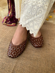Suri Brown Polished Zari Embroidered Leather Jutti