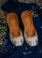 Noor – Ivory & Gold Zardozi Jutti