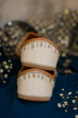 Noor – Ivory & Gold Zardozi Jutti