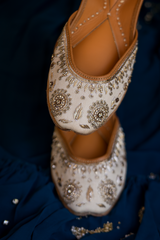 Noor – Ivory & Gold Zardozi Jutti