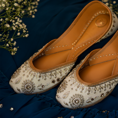 Noor – Ivory & Gold Zardozi Jutti