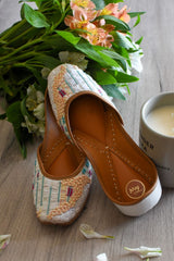 Colours of Sea & Sand Off-white Embroidered Jutti